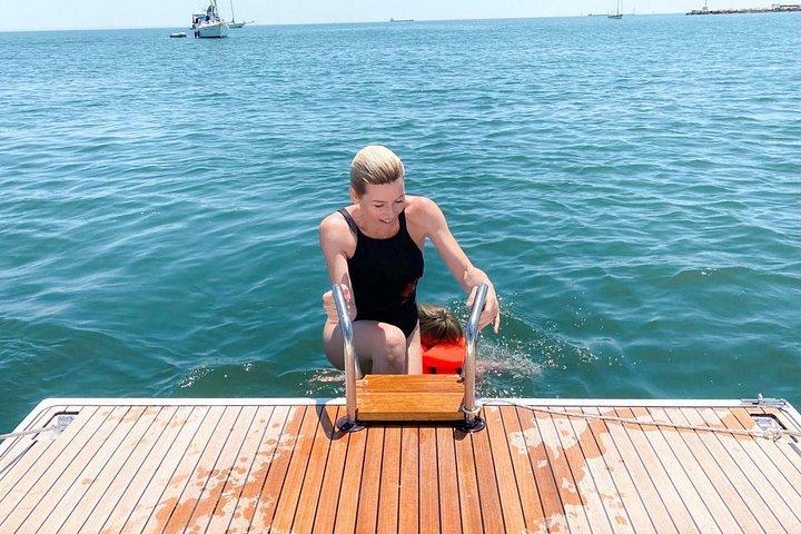 リスボンの高級セーリング ボートでのプライベート ビーチ ツアー
