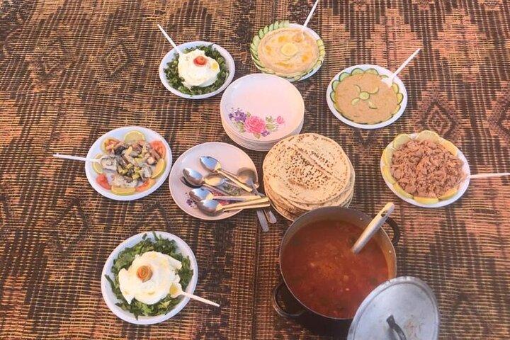 ワディラム 1 日ジープ ツアー - 洞窟で一晩星空鑑賞 - 伝統料理