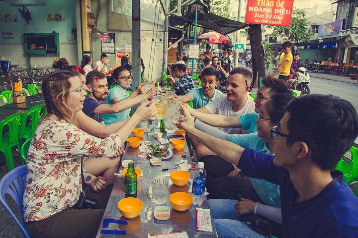 Saigon Sightseeing & Street Food Tour in scooter con studente