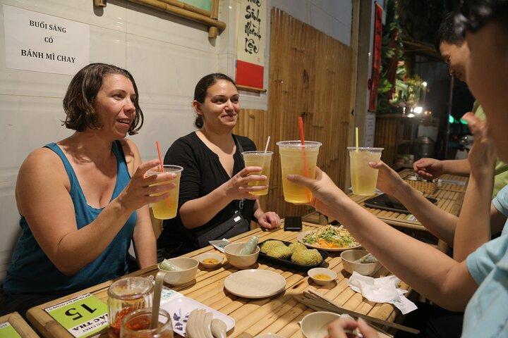 バイクでホーチミン市のプライベート ビーガン フード ツアー