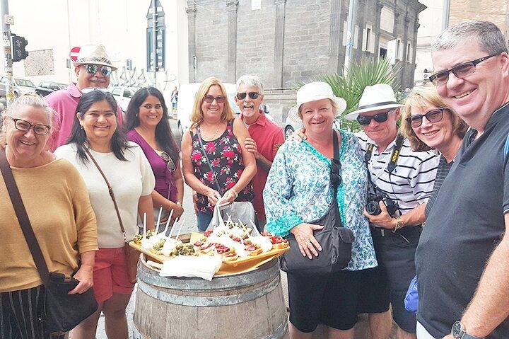 Tour privato a piedi di arte e cibo di un'intera giornata a Napoli
