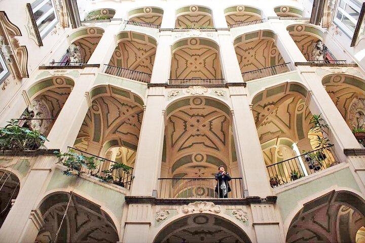 Tour privato a piedi di arte e cibo di un'intera giornata a Napoli