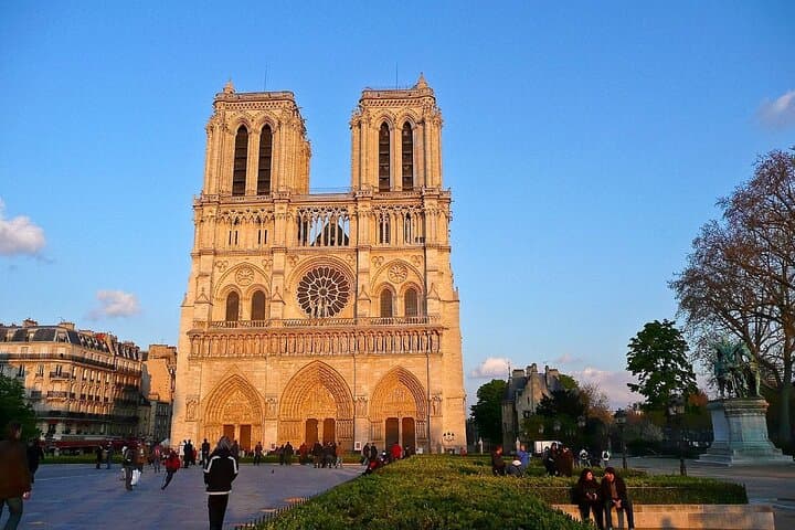 Private tour of various Monuments in Paris