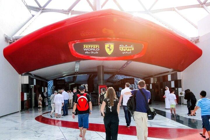2 デイズ 2 パーク - ドバイ発フェラーリ ワールド + ヤス ウォーターワールドまたはワーナー ブラザーズ ワールド