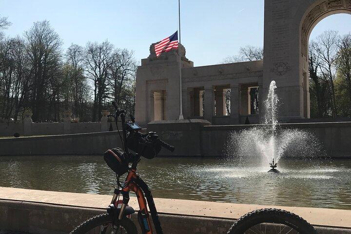 Versailles auf dem Weg der Helden in 2 Elektrorädern