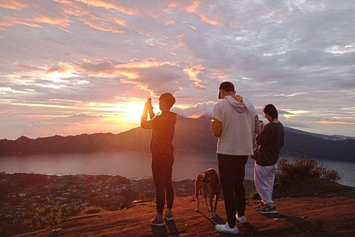 バトゥール山：日の出トレッキングとスイングのオールインクルーシブ チケット