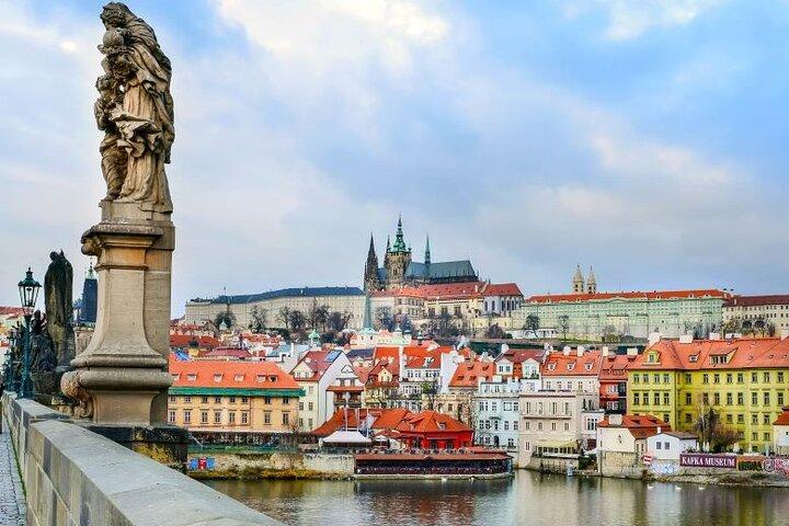 Prag: Busstur, vandring, flodkryssning och lunch