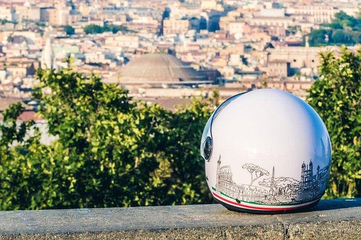 ローマ午後観光ベスパサイドカーツアー（グルメジェラート付き）