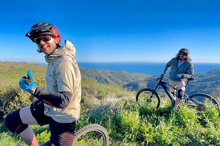 Tour en bicicleta de montaña eléctrica cuesta abajo de Malibú – (Intermedio)