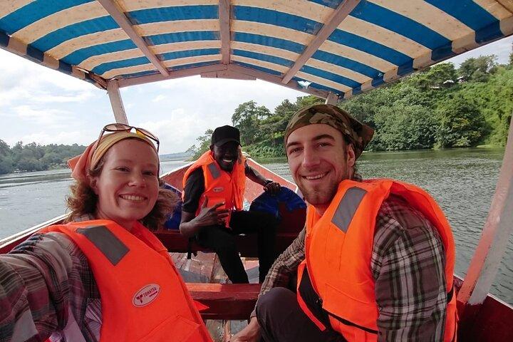 Viagem turística de dia inteiro a Jinja com a fonte do cruzeiro de barco no Nilo