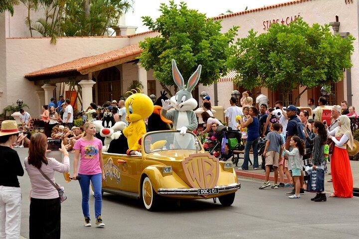 Ticket ohne Anstehen für Warner Bros. mit Abholung und Rückgabe