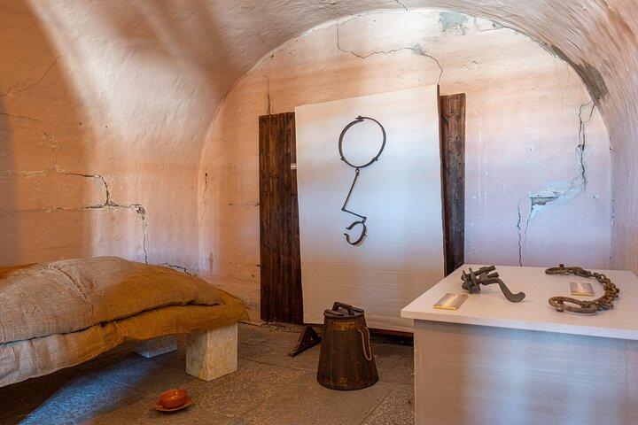 Palacio de los Señores de las Cárceles Nocturnas: Células y Herramientas de Tortura Visitar