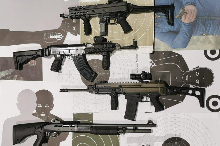 Skydeoplevelse med militærvåben med GunMates Bratislava