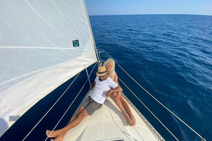 ジローナでの4時間のヨットでのセーリング体験