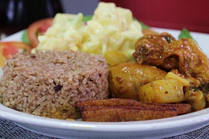 Probieren Sie Bud Explosion Food Tasting Belize City Tour