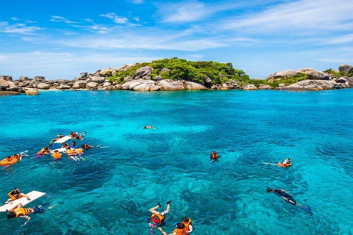 Viagem diurna às Ilhas Similan saindo de Phuket em lancha