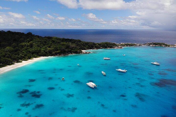 Viagem diurna às Ilhas Similan saindo de Phuket em lancha