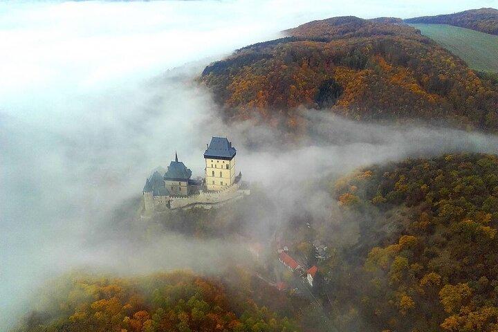 プラハ発：カールシュタイン城＆コネプロシイ洞窟小旅行