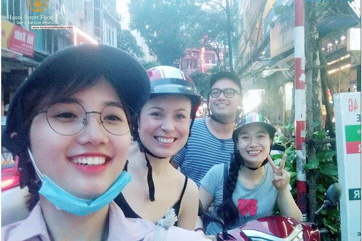 Hanoi Old Quarter sightseeing & streetfood eten op de motor