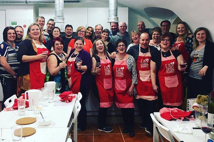 Easy Cooking Class Budapest - マーケット ウォーク付き (地元のワインとパーリンカを含む)