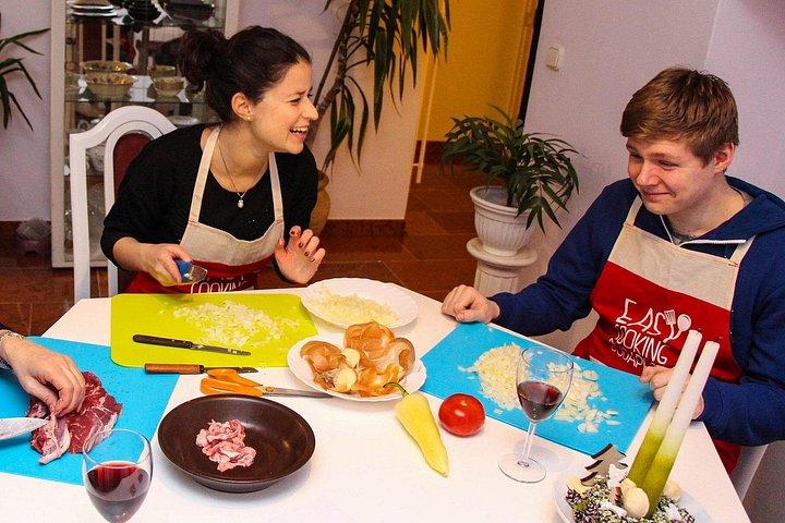 Easy Cooking Class Budapest - マーケット ウォーク付き (地元のワインとパーリンカを含む)