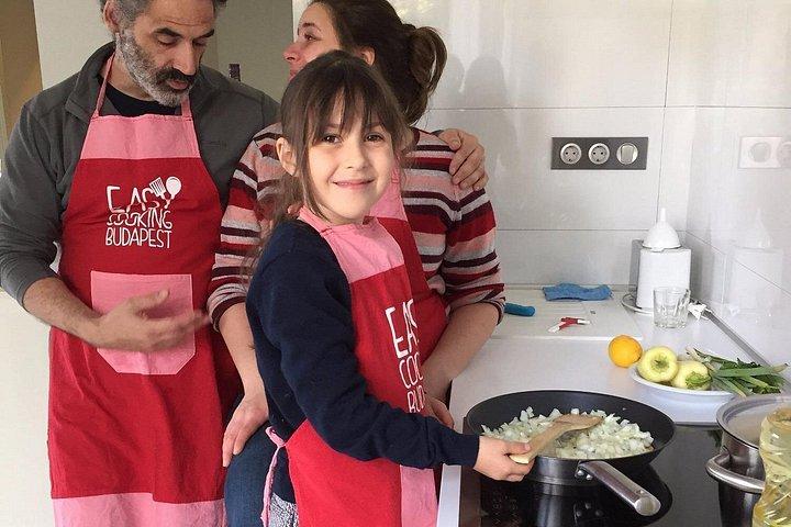 Easy Cooking Class Budapest - マーケット ウォーク付き (地元のワインとパーリンカを含む)
