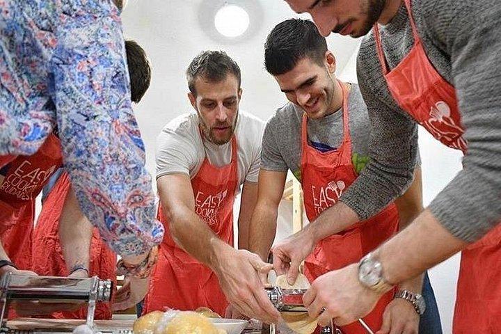 Easy Cooking Class Budapest - マーケット ウォーク付き (地元のワインとパーリンカを含む)