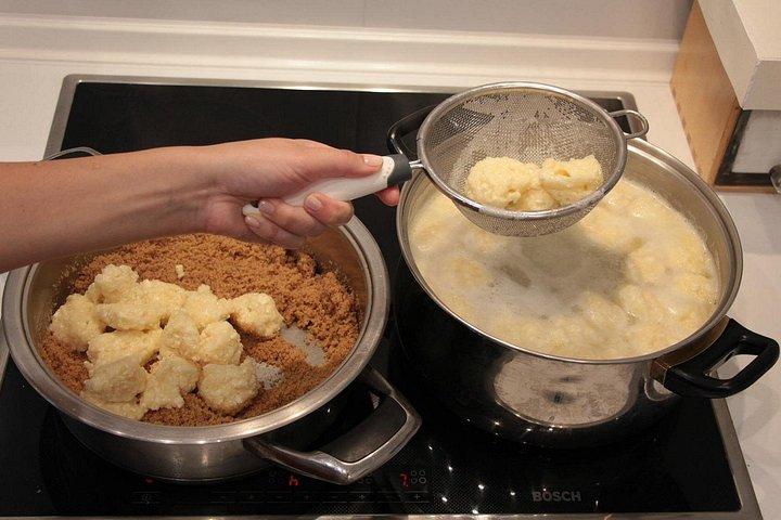Easy Cooking Class Budapest - マーケット ウォーク付き (地元のワインとパーリンカを含む)