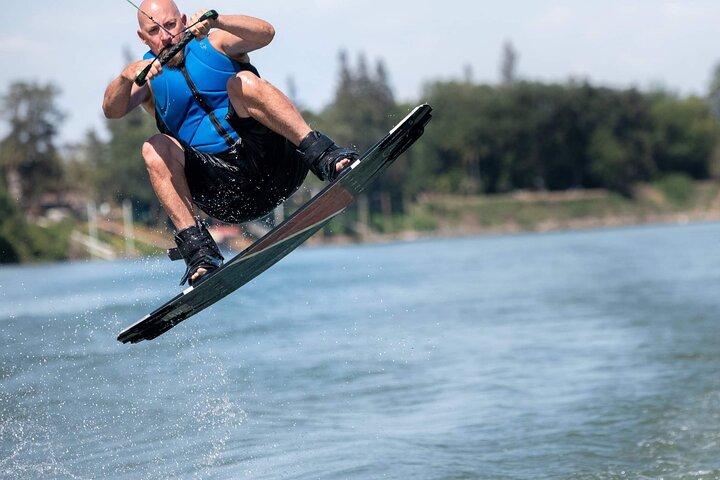 Privates halbtägiges Wakeboard-, Wakesurf- oder Kneeboard-Abenteuer