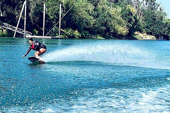 Privates halbtägiges Wakeboard-, Wakesurf- oder Kneeboard-Abenteuer