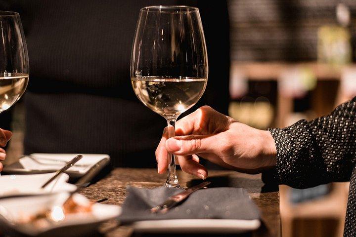 Degustazione di vini viennesi in una cantina privata nascosta