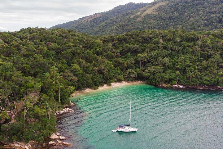 アングラ ドス レイスとグランデ島：ランチ付きボート ツアー