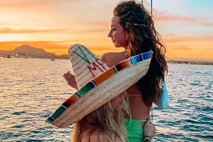 Cabo San Lucas Sunset Cruise mit Open Bar und Snacks