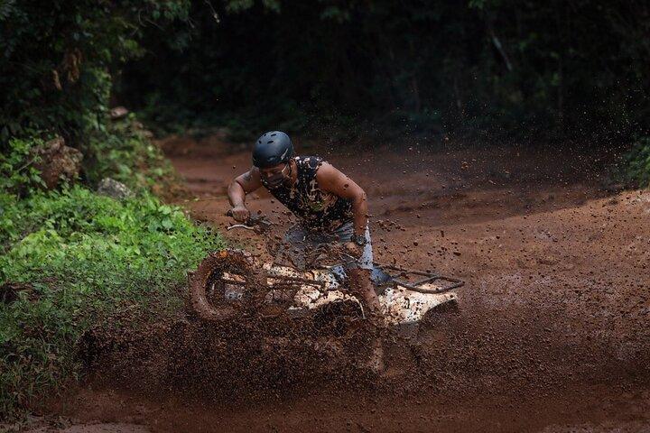 この極端な冒険ツアーを体験してください。 ATV とセノーテで泳ぐジャングル ジップ ライン。