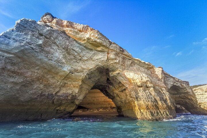コンポルタからアルガルヴェへのプライベートツアー、ベナジル洞窟へのボートトリップ付き