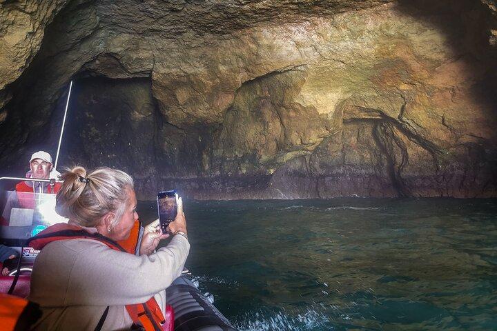 コンポルタからアルガルヴェへのプライベートツアー、ベナジル洞窟へのボートトリップ付き