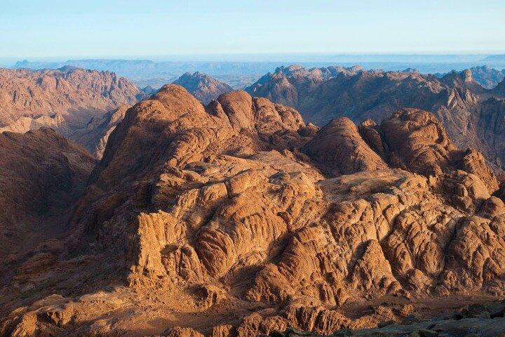 Soluppgång vid berget Sinai och St. Catherine-klostret från Sharm el Sheikh