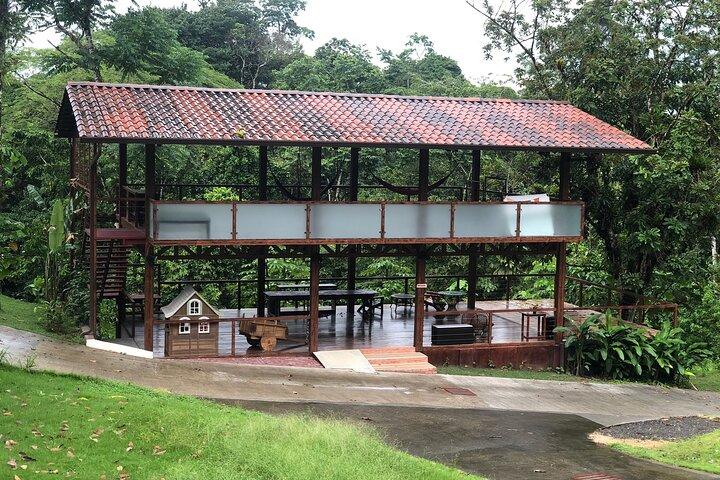 Privat yogaklasse på Rainforest River Platform