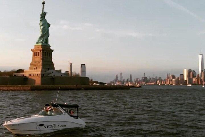 Best Private Luxury Daytime Boat Tour in New York City - 1 Hour