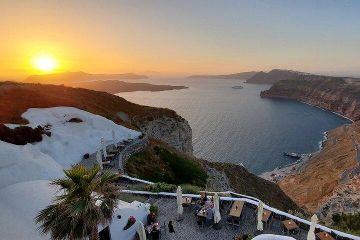 Excursão privada personalizada em Santorini com jantar ao pôr do sol