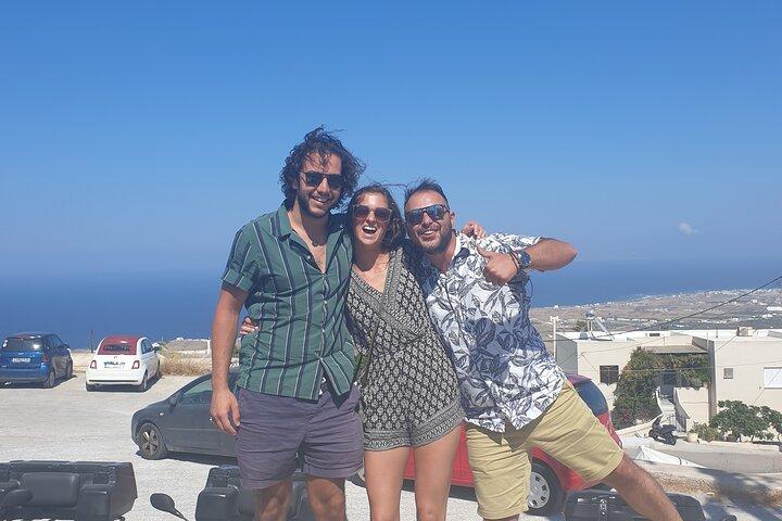 Excursão privada personalizada em Santorini com jantar ao pôr do sol