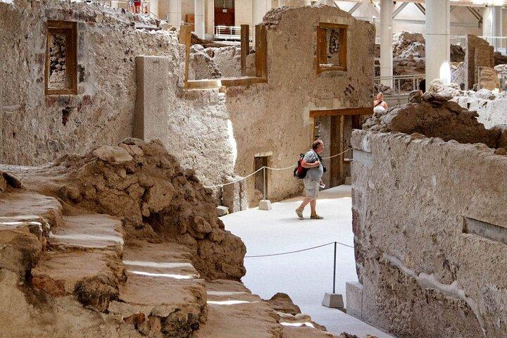 Excursão privada personalizada em Santorini com jantar ao pôr do sol