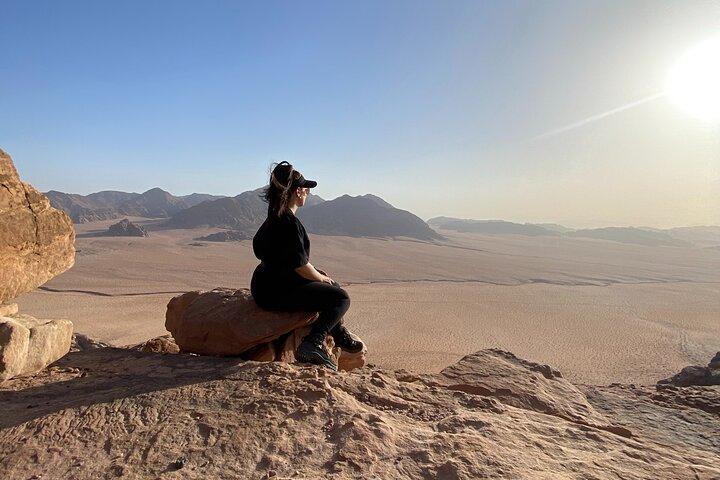 Wadi Rum Mountain Hike: サウジアラビアを見下ろすジェベル・アル・ハッシュ！ + ツアー & ランチ