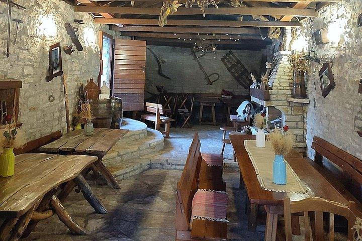 モンテネグロからのプライベートツアー：トレビニエとトヴルドス修道院、ワインとフードテイスティング