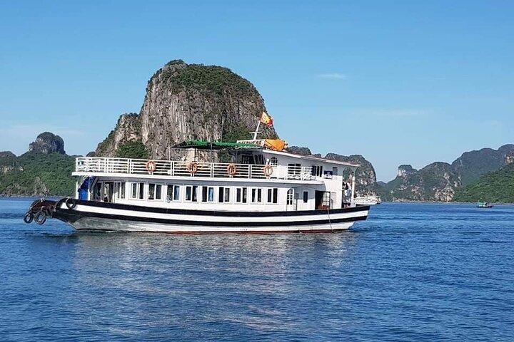 Halong bay Cruise Day Trip: Kajakpaddling, Simning, Surprise Cave & Titop Island