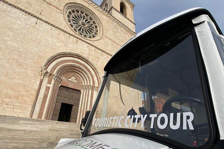 Visita turística de L'Aquila a bordo de un servicio de transporte eléctrico