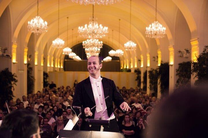 シェーンブルン宮殿での特別な夜：公式時間外のオーディオ・ツアー、ディナー、コンサート