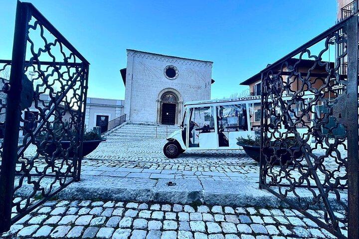 Visita turística de L'Aquila a bordo de un servicio de transporte eléctrico