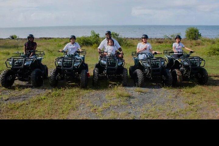 Excursion d'une journée à Roatan : VTT, paresseux, singes et tyrolienne