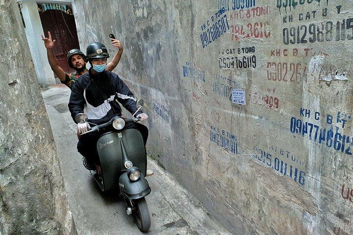 Visites d'une demi-journée en Vespa à Hanoï : cuisine + culture + vue + plaisir sur une Vespa d'époque